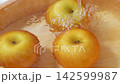 Wash the pears under running water. 142599987