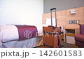 一人旅のホテルに置かれたスーツケース 一人旅のホテルに置かれたスーツケース 142601583