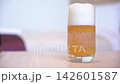 旅行先のホテルで缶ビールを注ぐ 旅行先のホテルで缶ビールを注ぐ 142601587
