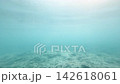 柔らかな光が差し込む広角の水中岩場海底 142618061