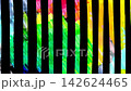 彩色條紋和單色條紋交替出現。 142624465