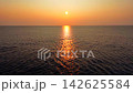 夕日に照らされ黄金色に輝く海面と光の道をドローン空撮 142625584
