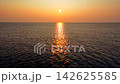 夕日に照らされ黄金色に輝く海面と光の道をドローン空撮 142625585