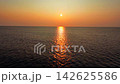 夕日に照らされ黄金色に輝く海面と光の道をドローン空撮 142625586