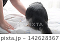 女子和她的狗(吉娃娃)玩耍 女子和她的狗(吉娃娃)玩耍 142628367