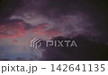 黎明時的天空，雲層快速移動。 142641135