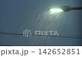 清晨，路燈照亮了瓢潑大雨和雨聲。 142652851