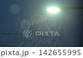 深夜，路燈照亮了瓢潑大雨和雨聲。 142655995