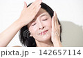 [Slow motion] A 50-year-old woman with beautiful skin looks directly at the beauty camera, touching her cheek in a skincare image. 142657114