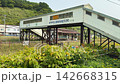 廃線となったJR日高線の浦河駅（廃駅） 142668315