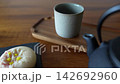 享用日式點心和用茶壺泡製的茶，度過美好的下午茶時光。 142692960