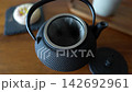 將茶葉放入茶壺中。 142692961