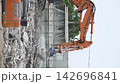 拆除現場有多台重型機械正在作業。 142696841