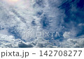 藍天和白色雲彩timelapse 142708277