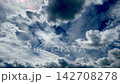 藍天和白色雲彩timelapse 142708278