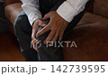 膝の痛みに苦しんでいる男性 142739595