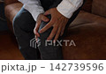 膝の痛みに苦しんでいる男性 142739596