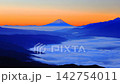 諹訪湖籠罩在雲海之中，隔湖望富士山。 142754011
