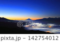 被雲海包圍的諏訪湖上的富士山/長野縣鹽尻市高博地高原 142754012