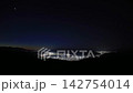 從高峠高原眺望富士山和諏訪湖對岸的星空。 142754014
