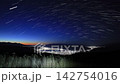 從高峠高原眺望富士山和諏訪湖對岸的星空。 142754016