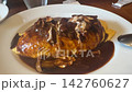 デミグラスソースのオムライス　マッシュルームをのせた洋食のランチ 142760627