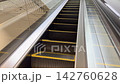 斜めから見た無人のエスカレーター　上りと下りが並ぶ商業施設の屋内 142760628