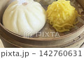 せいろに入った点心　肉まんとシュウマイが並ぶ中華料理の一皿 142760631