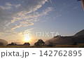朝日が昇る秋の田園風景と広い空の背景 142762895