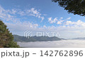 木々にフレーミングされた雲海と山並みの風景 142762896