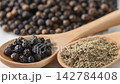 白背景に盛った黒胡椒の粒の山 142784408