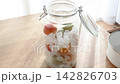 我正在把釀梅子酒的材料裝進瓶子裡。 142826703