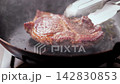 在煎鍋中煎牛排 142830853