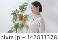 Woman drinking tea 142833378