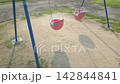風で揺れるブランコ 142844841