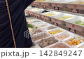 マーラータン（麻辣湯）店で好きな具材を選んでボウルに取り分けている様子 142849247