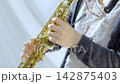 特寫鏡頭2：一位女士的手正在演奏高音薩克斯風：白色背景 142875403