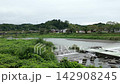 雨後大田河水位上升，河水湍急地流過堰壩。 142908245