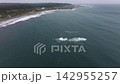 夏の千葉県、沖合で砕ける白波と遠景の海岸線を望むドローン空撮 142955257