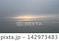 平靜、微微泛起漣漪的海面，地平線上柔和的光線：從船上觀看的療癒和放鬆的背景影片畫面。 142973483