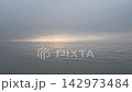 以自然景物為背景，展現出嶄新的未來和寧靜祥和，暮色照亮瞭如鏡的水面和地平線。 142973484