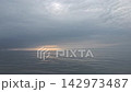 暮色漸層籠罩著廣闊的天空和大海；壯麗的自然背景象徵著新的未來和挑戰。 142973487