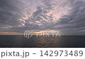 一幅海景圖片，展現了晨曦透過雲層灑下的緋紅色光芒和輕柔搖曳的大海，非常適合冥想、瑜伽或作為背景音樂。 142973489