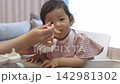 離乳食を食べている可愛い女の子 142981302