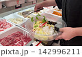 マーラータン（麻辣湯）店で好きな具材を選んでボウルに取り分けている様子 142996211