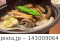 小鍋で煮えるきのこと野菜　ししとう・茄子・玉ねぎ　旅館の夕食 143009064