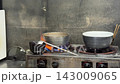 業務用ガスコンロの炎と鍋　飲食店の厨房　固定撮影 143009065