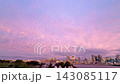從大阪十三區看到的淀川在黃昏時的美景和城市在晚霞中的樣子。 143085117