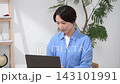 一個女人使用電腦 143101991