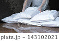女子正在裝沙袋 143102021